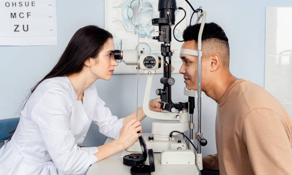Oftalmóloga especialista en ojo seco en Cd. Juárez 3 Especialista en oftalmología realizando un check-up